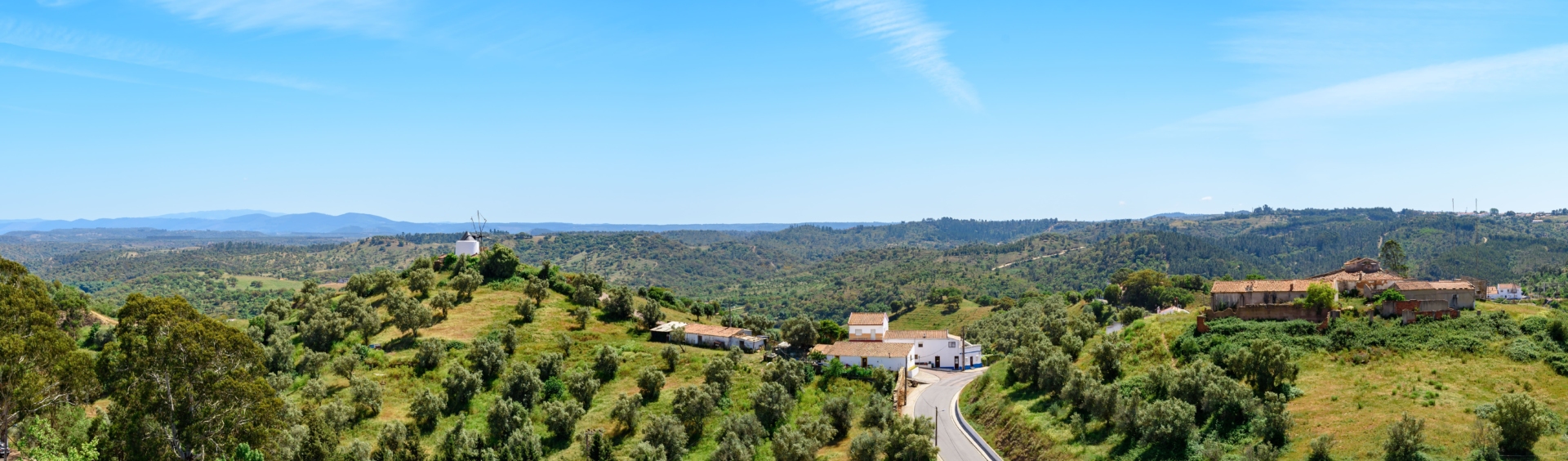 Panorama sur le paysage verdoyant de l'Alentejo et ses maisons blanches