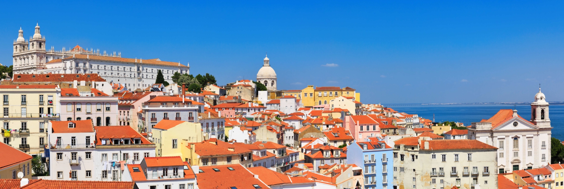 Vue sur les hauteurs du quartier d'Alfama à Lisbonne