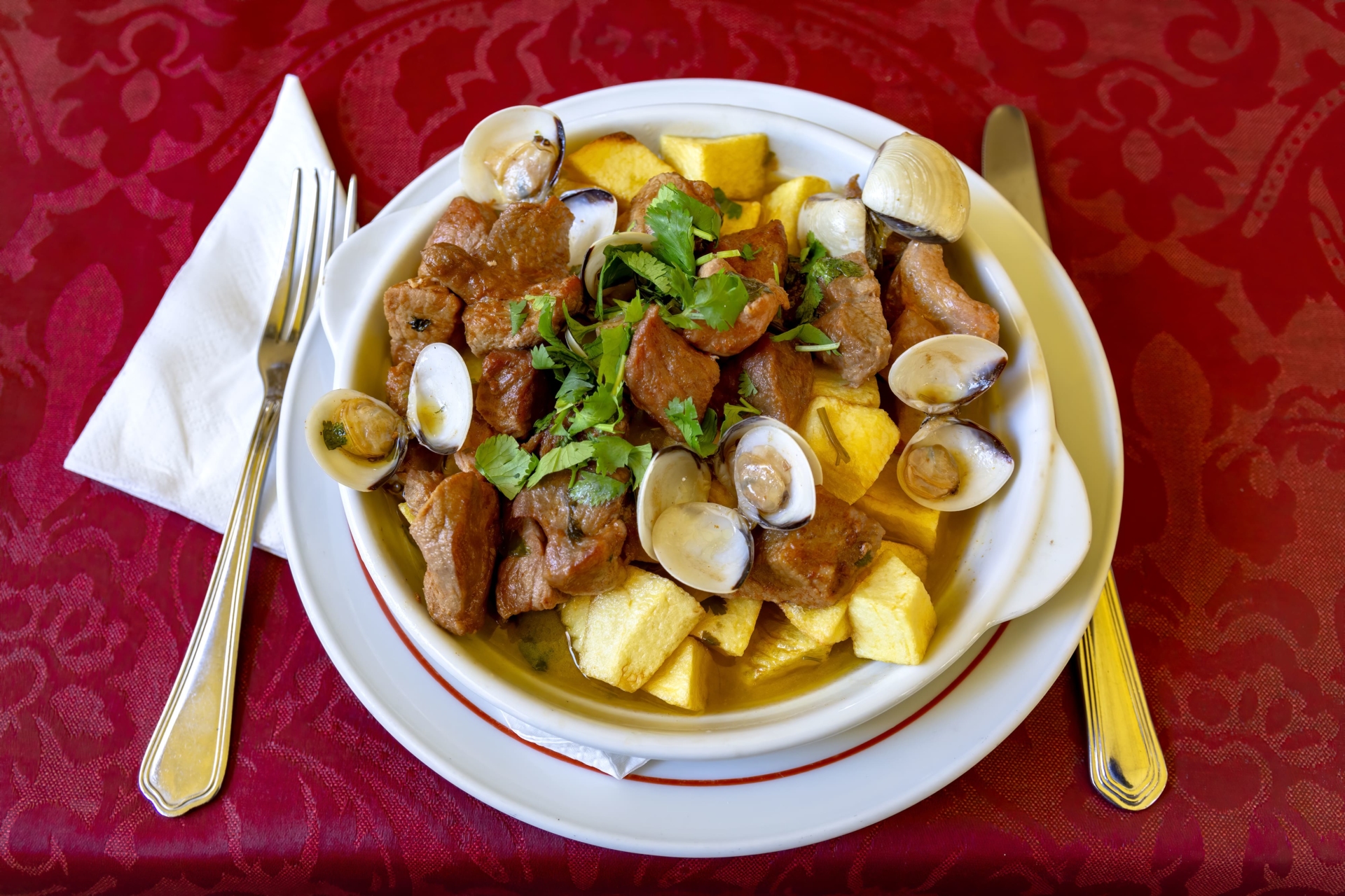 Carne de porco a alentejana du Portugal