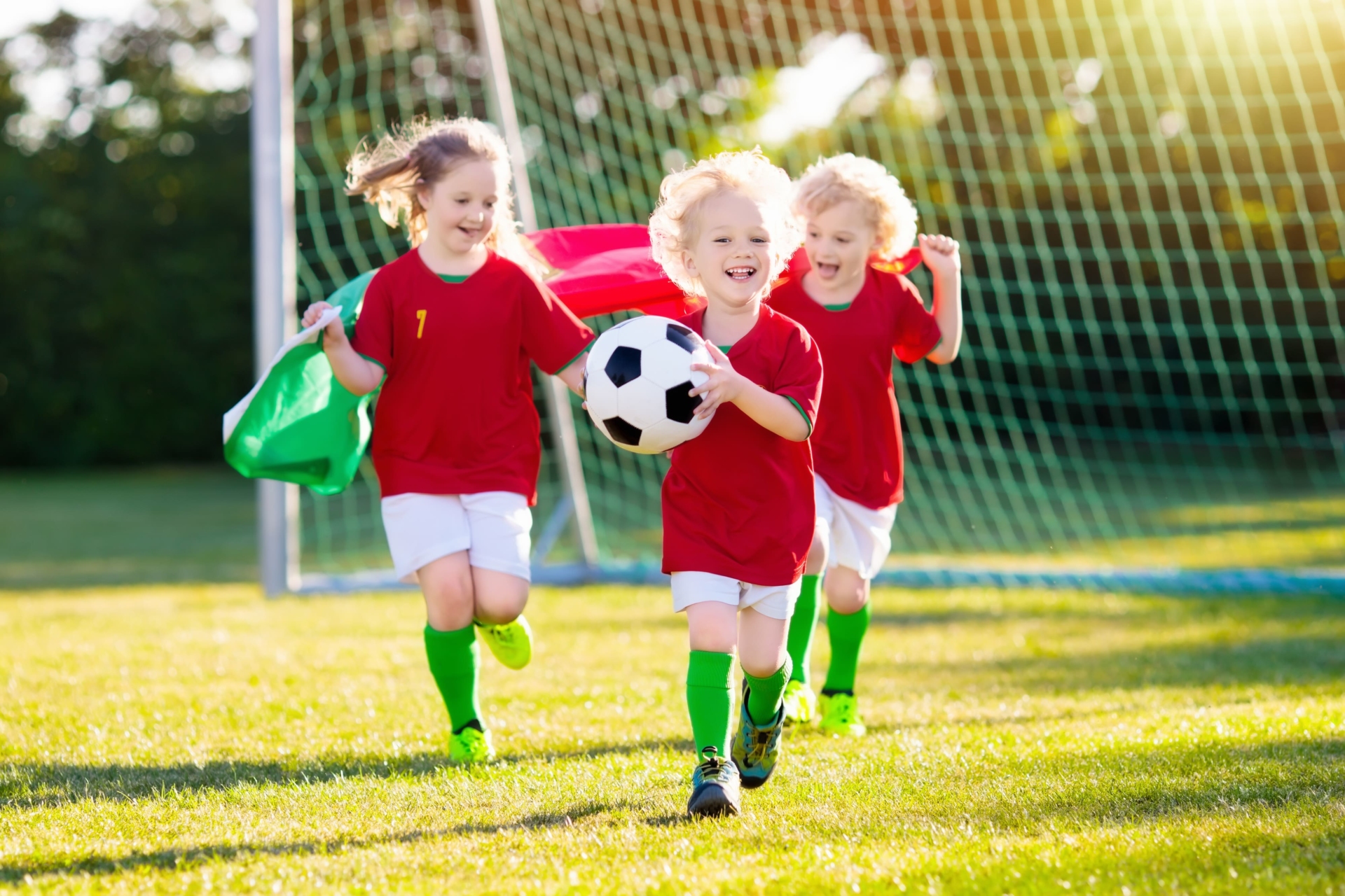 Enfants portugais jouant au football